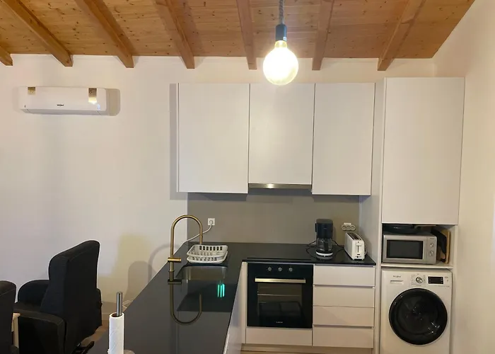 Cozy In Historic Downtown - Farm Views - Walk To *