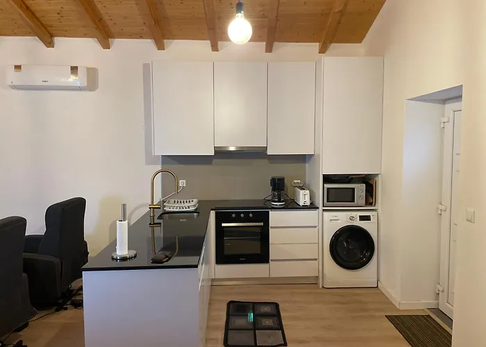 Дом отдыха Cozy In Historic Downtown - Farm Views - Walk To